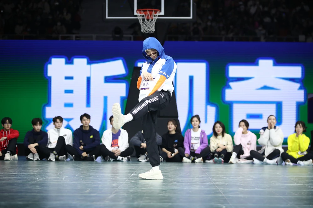 如何根据篮球比赛的不同阶段调整力量训练强度?_1